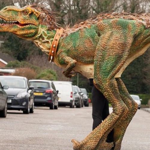 Dinosaur kostyumida yurish